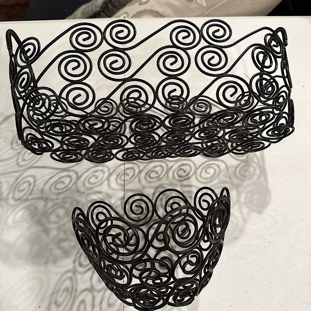 2 metal baskets